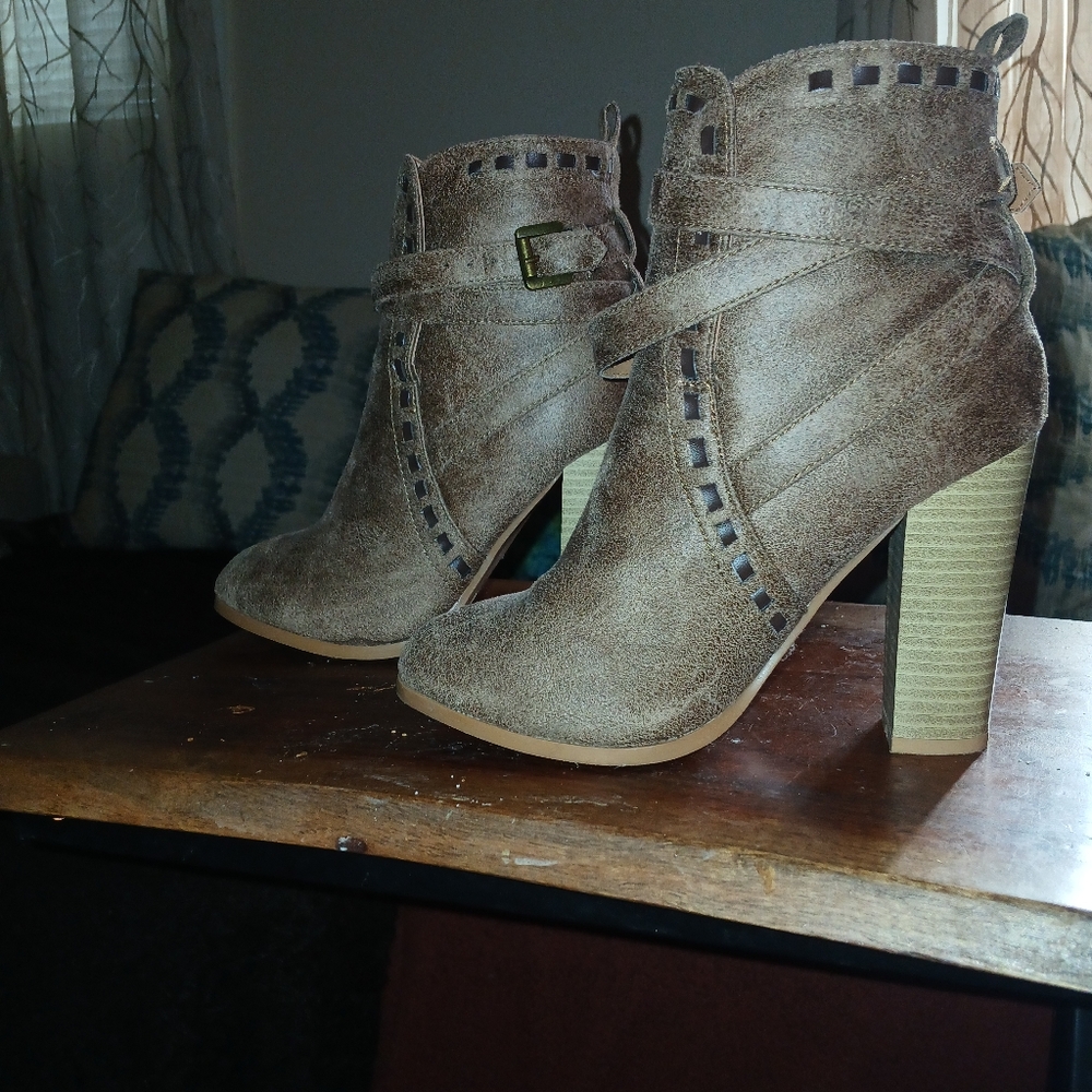 VENUS Booties - Picture 2 of 6